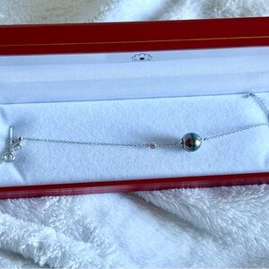 Elegant Silver Bracelet with Iridescent Pearl